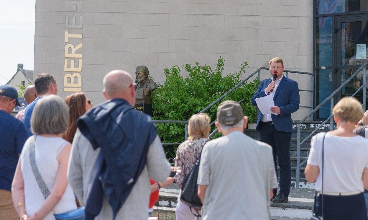 Rémy Léger prends la parole devant la mairie de Caudebec-lès-Elbeuf